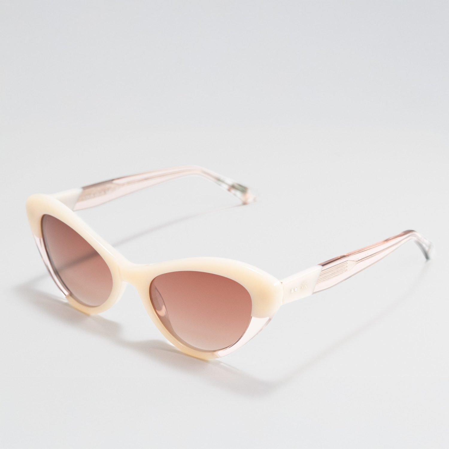 Vista lateral de gafas de sol Kurko VEGA C5319 marfil con detalles de diseño