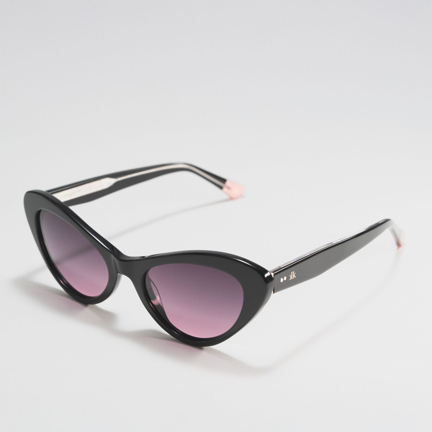 Vista lateral de gafas de sol ojo de gato Kurko VEGA en color negro con detalles de diseño